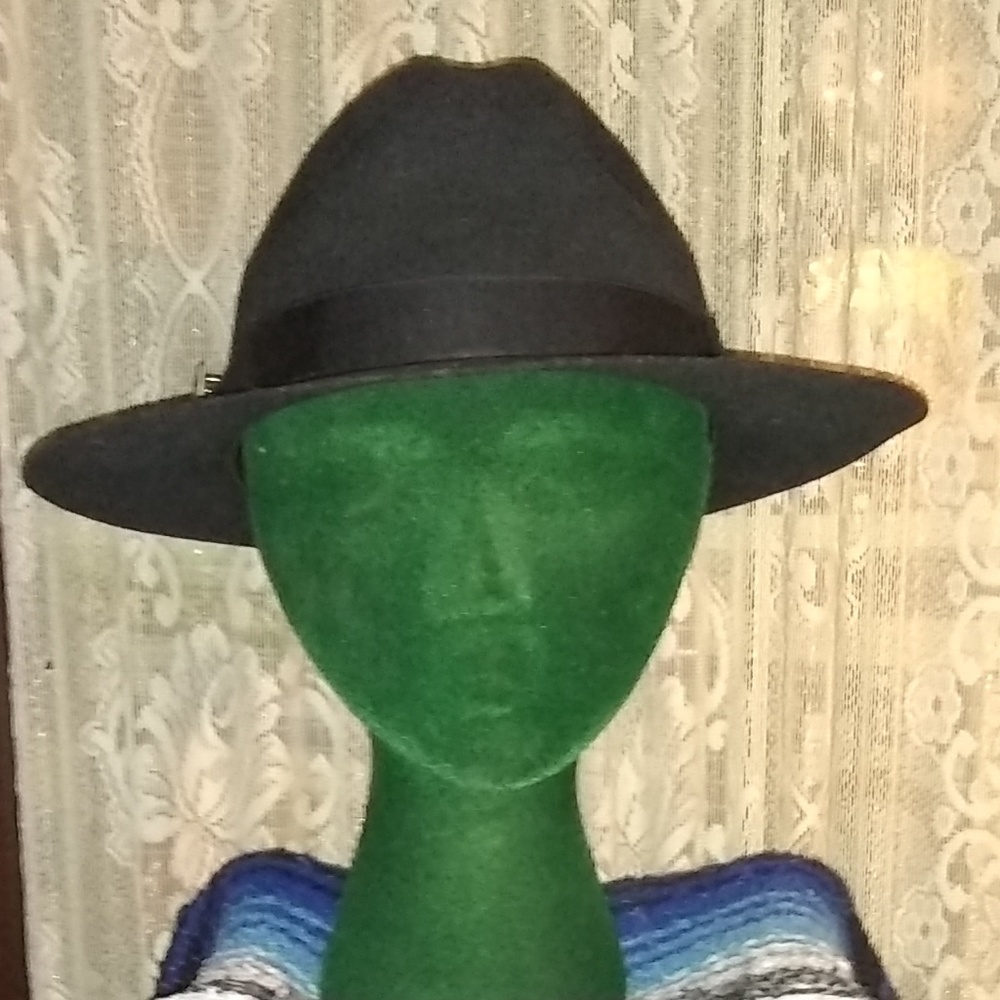 DOBBS RHODES 100% WOOL HAT, AND WILL BE SHIP IN A DECORATIVE HAT BOX.